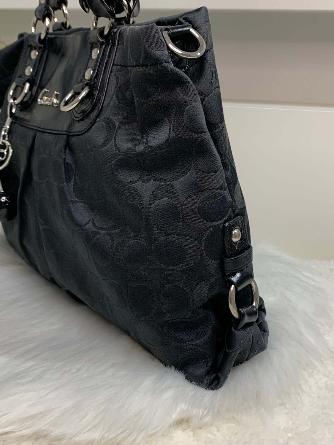 코치 시그니처 블랙 숄더백 상품이미지4