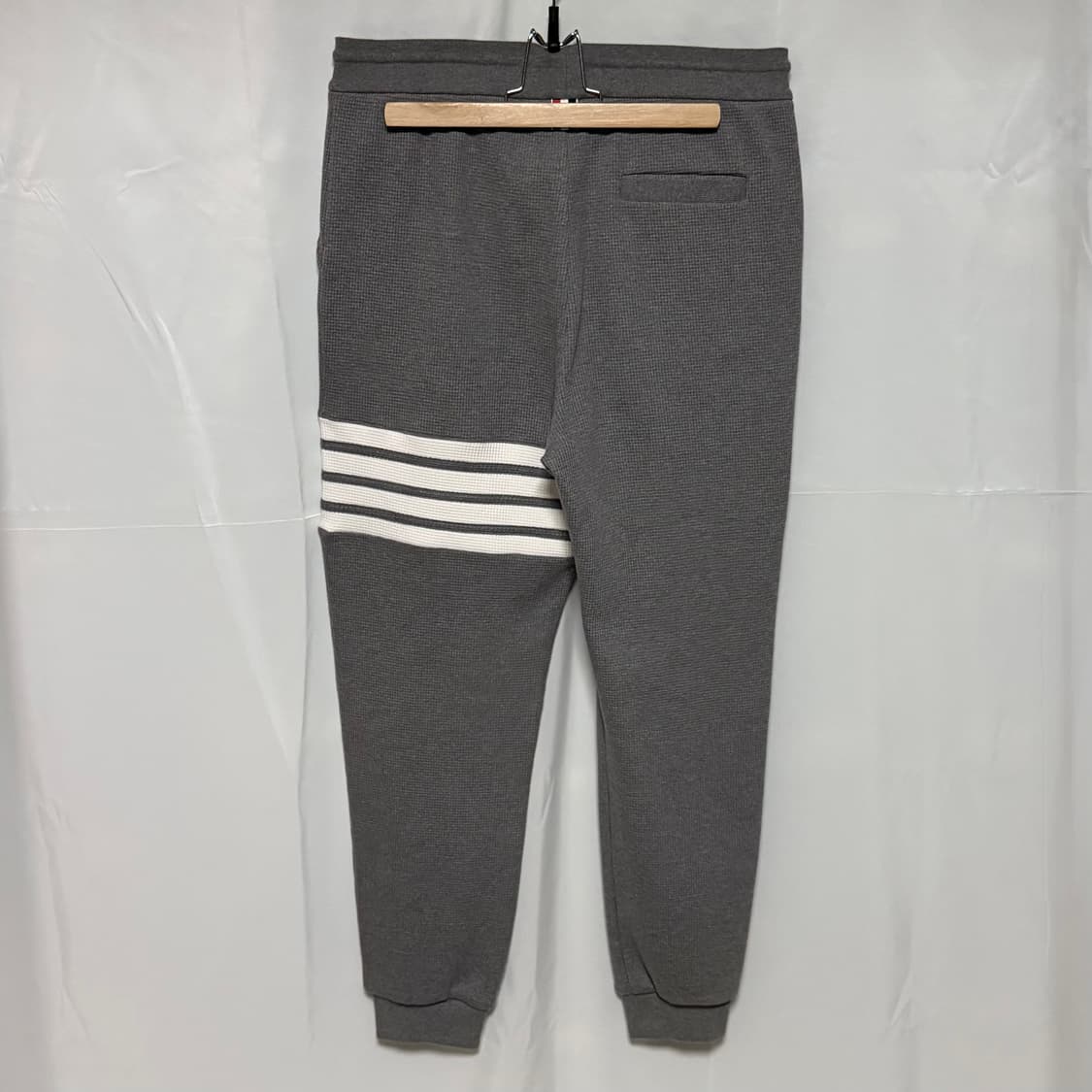 [미사용/2] 톰브라운 사선완장 와플 트레이닝 조거팬츠 바지 그레이 상품이미지4