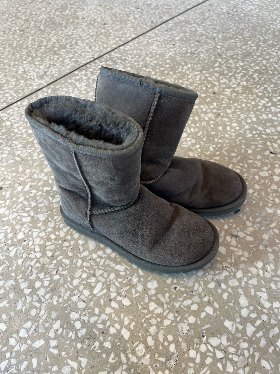UGG Classic Short Shearling Boots – Grey 상품이미지6