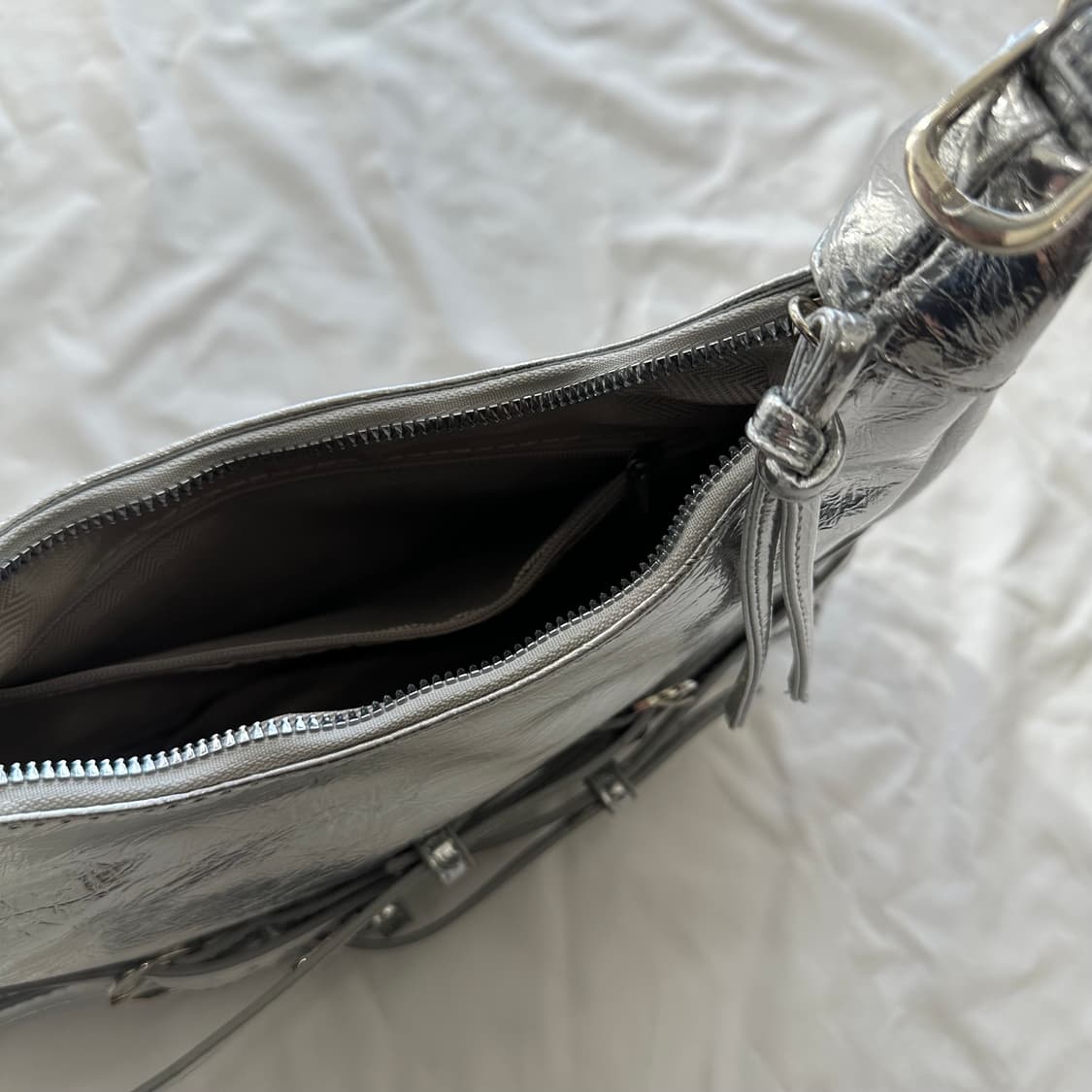 벨티드 스트랩 호보백🩶 상품이미지6