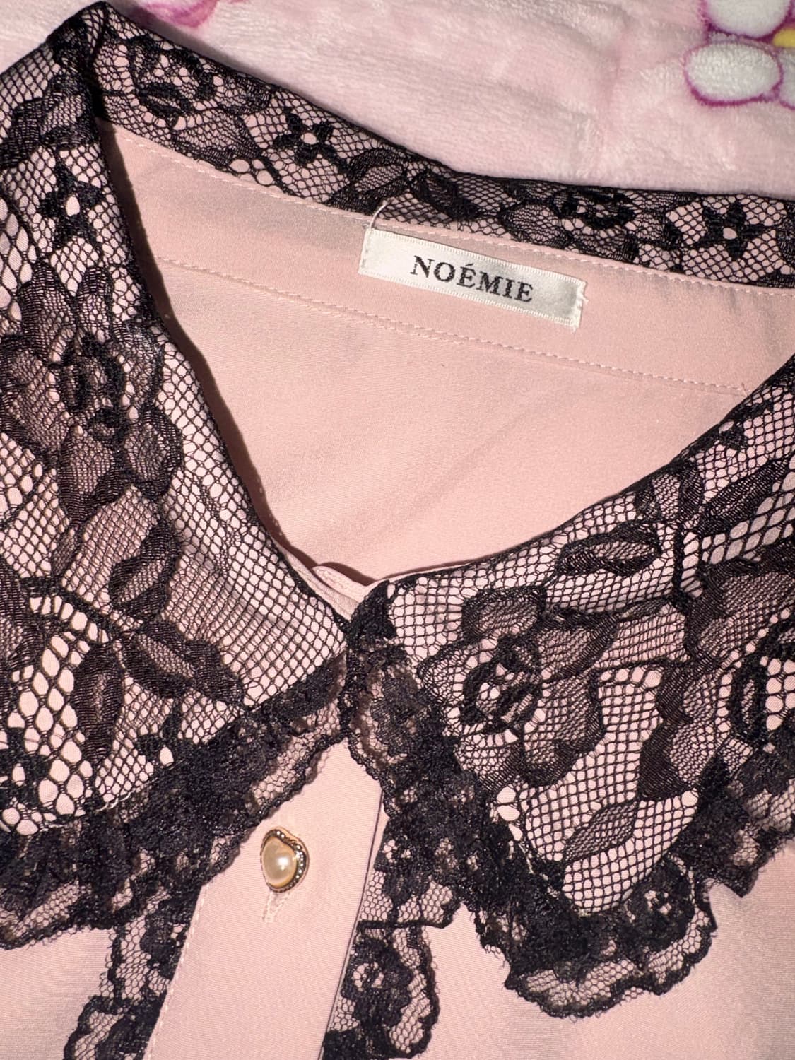 노에미 핑크 러플 오프숄더 블라우스  상품이미지3