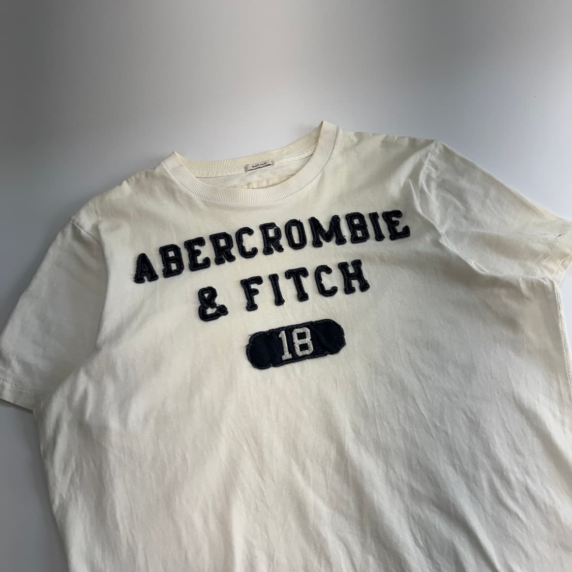 Abercrombie 아베크롬비 스펠아웃로고 아이보리 반팔  상품이미지4