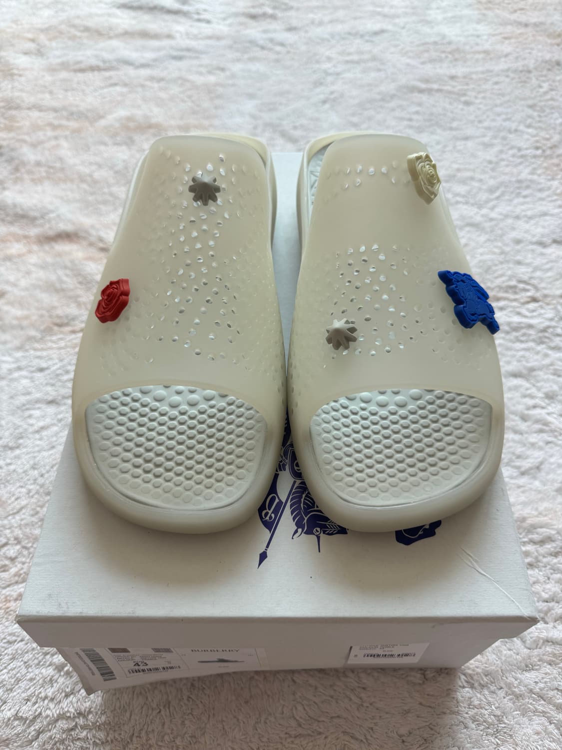 버버리 스팅레이 아플리케 디테일 슬라이더 샌들 8081265 슬라이더  상품이미지1