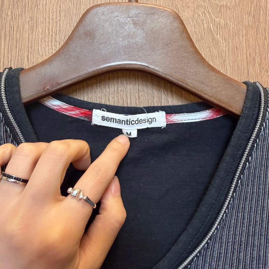 빈티지 브이넥 반팔 골지 티셔츠 하프 집업 디테일 레귤러핏 차콜 상품이미지5