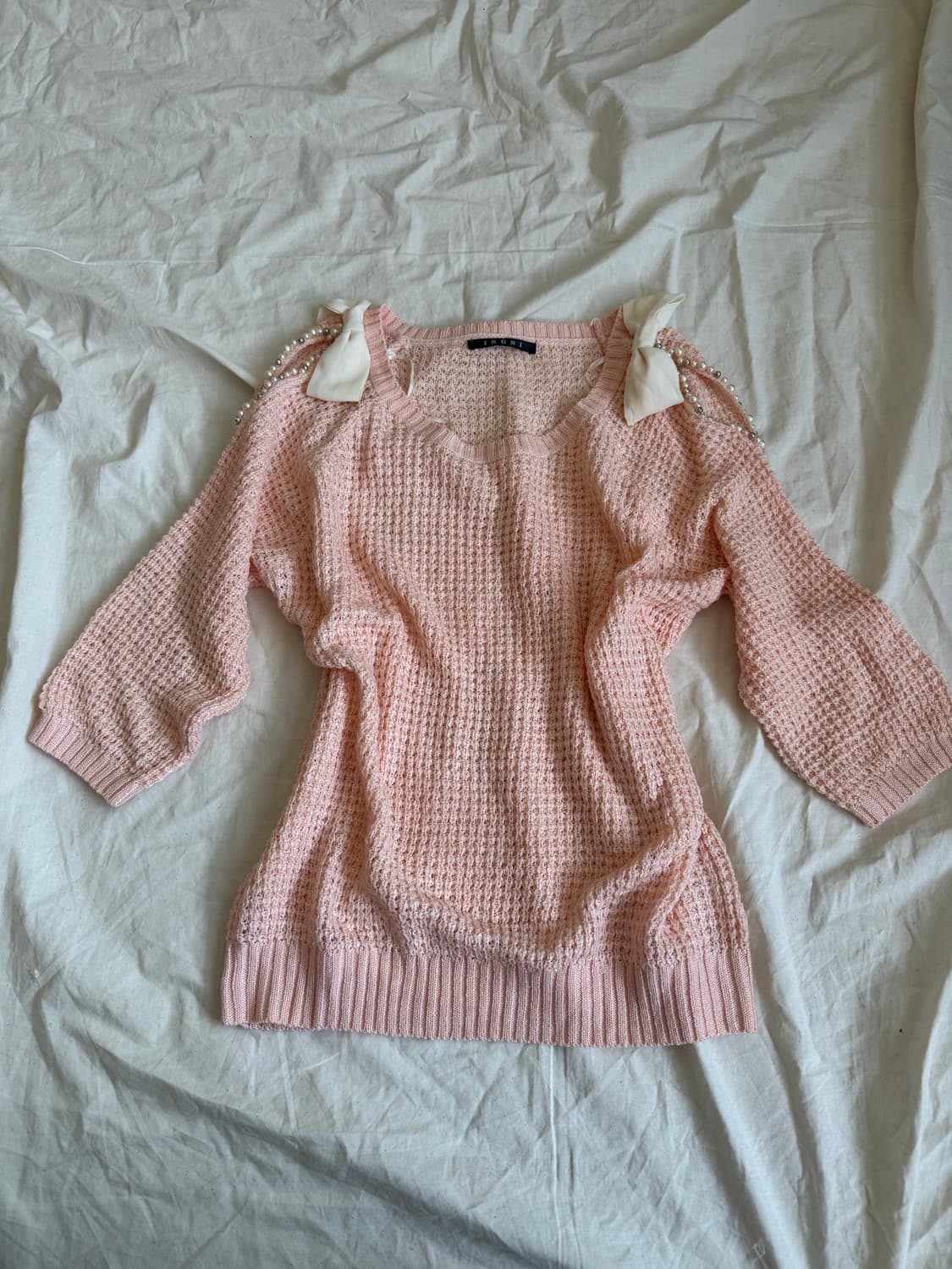 잉그니 핑크코랄 어깨트임 로걀 니트탑 상품이미지2