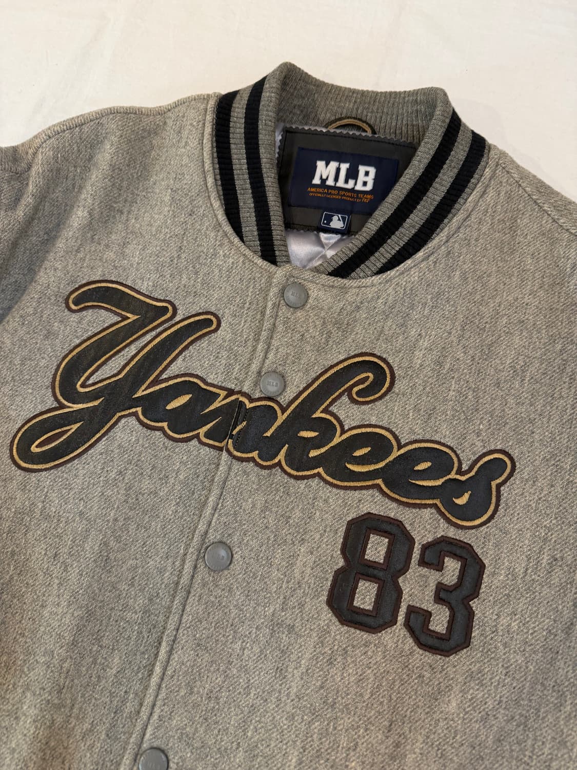 00s MLB 뉴욕 양키스 소가죽 바시티 자켓 그레이 블랙 상품이미지3