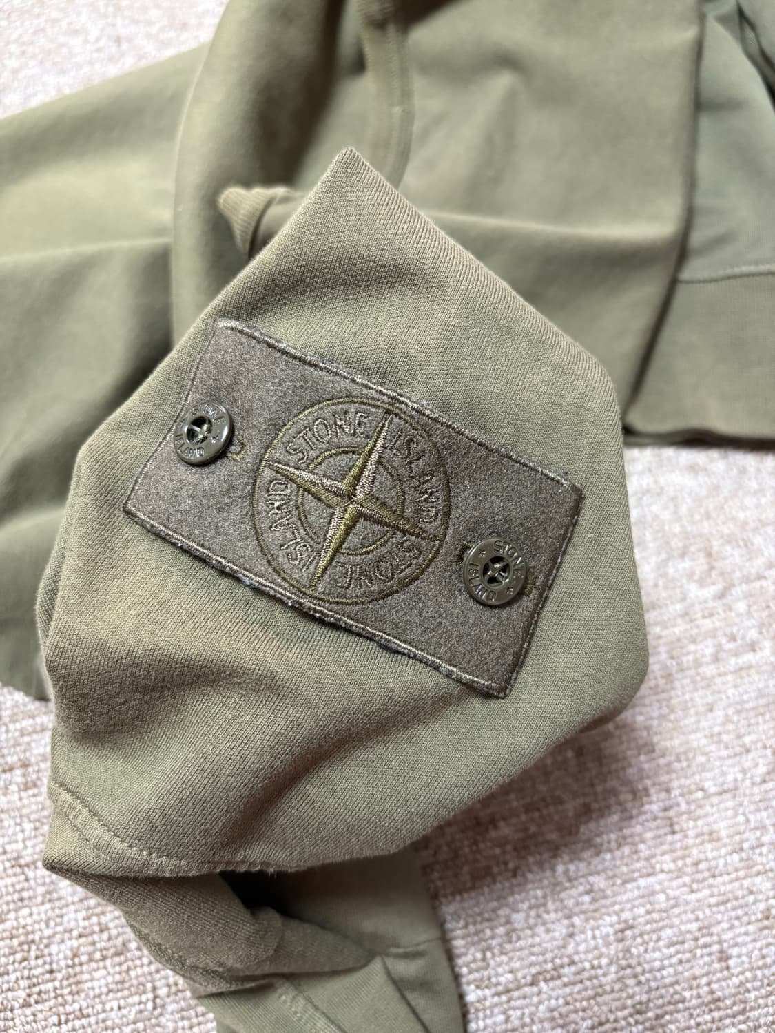 스톤아일랜드 고스트피스 카키 맨투맨 상품이미지5