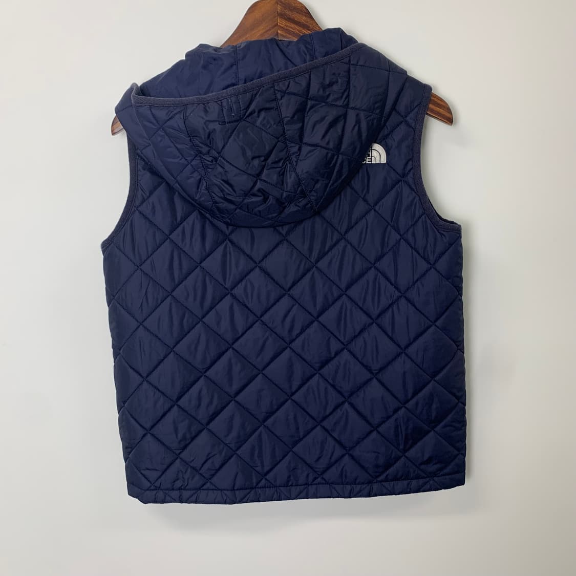 노스페이스 자수로고 후드 퀼팅 조끼패딩 상품이미지4