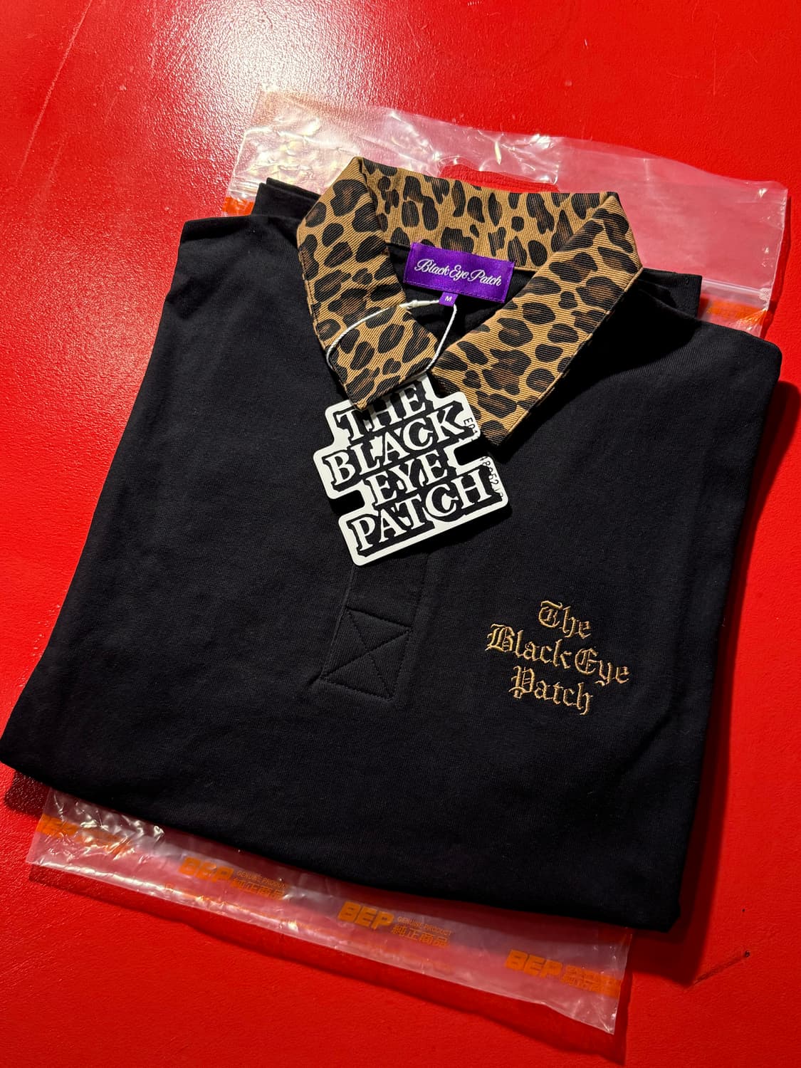 (새상품) BLACKEYEPATCH 블랙아이패치 호피 포인트 카라티 상품이미지1