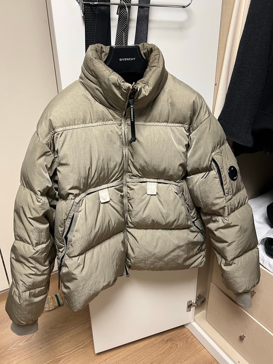 cp컴퍼니 패딩 상품이미지1