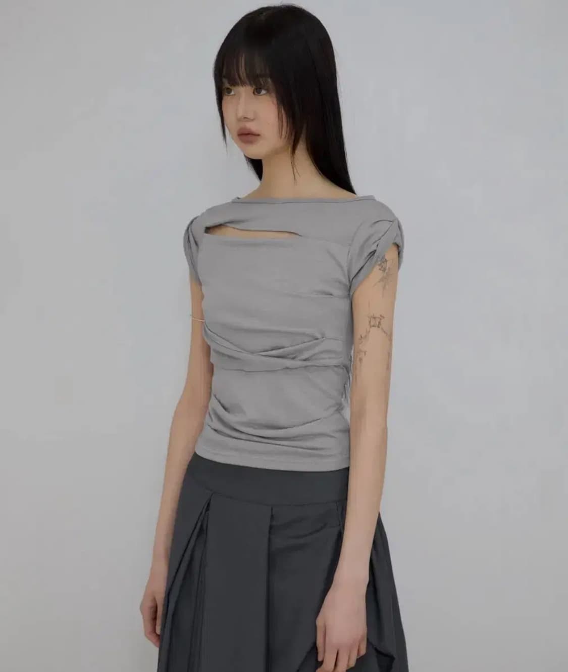 플레어업 Asymmetrical Draped Roll-Up T-Shirt 상품이미지2