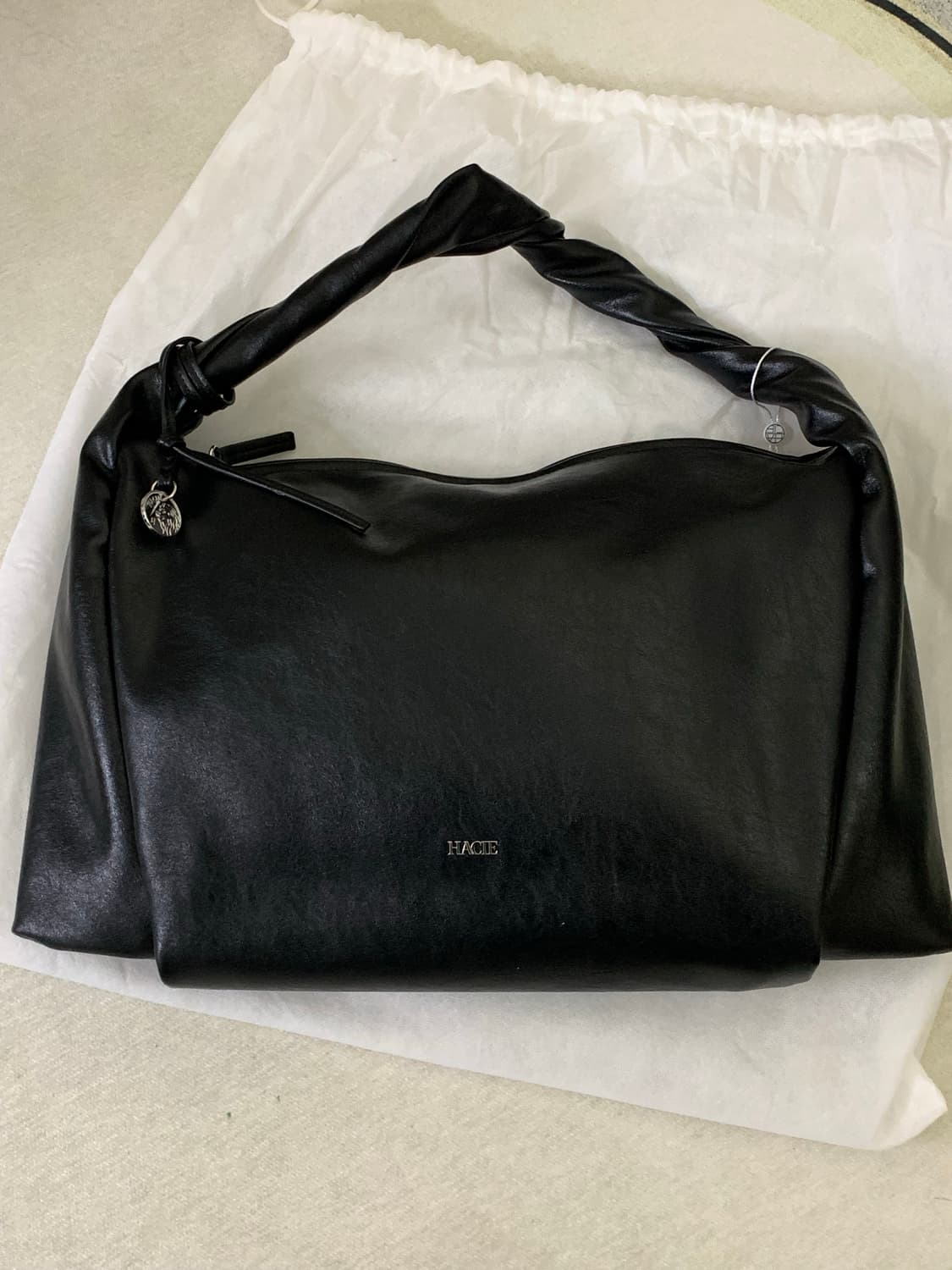 HACIE 하시에 트위스트 스트랩 레더 빅백 상품이미지3