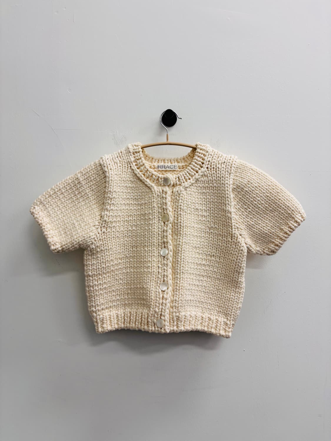 레이스(RRACE) 청키 니트 하프 가디건 아이보리 상품이미지1