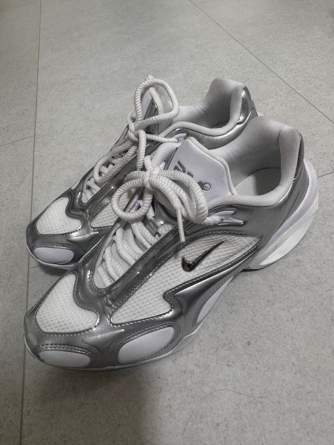 나이키 에어맥스 뮤즈 화이트 앤 메탈릭 실버 상품이미지2