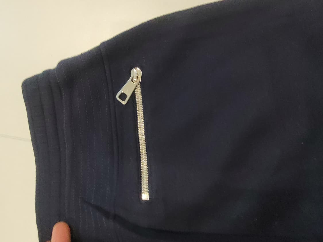 한끗 차이의 미학, 닐바렛 사선 지퍼 네오프렌 조거 팬츠 (네이비) 상품이미지4