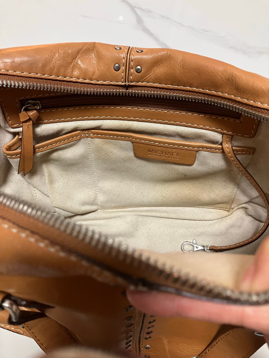 마이클 코어스 빈티지 astor 미디움 스터드 보스턴백 캐멀 상품이미지5