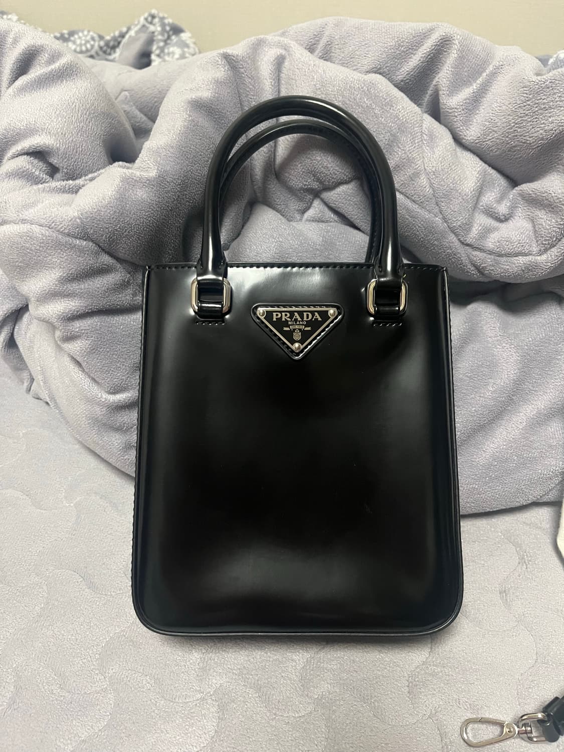 프라다 브러쉬드 카프스킨 도트백 스몰 블랙 상품이미지2