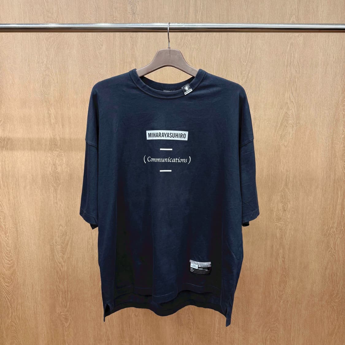미하라 야스히로 GU 협업 라인 커뮤니케이션 프린팅 반팔 네이비 상품이미지2