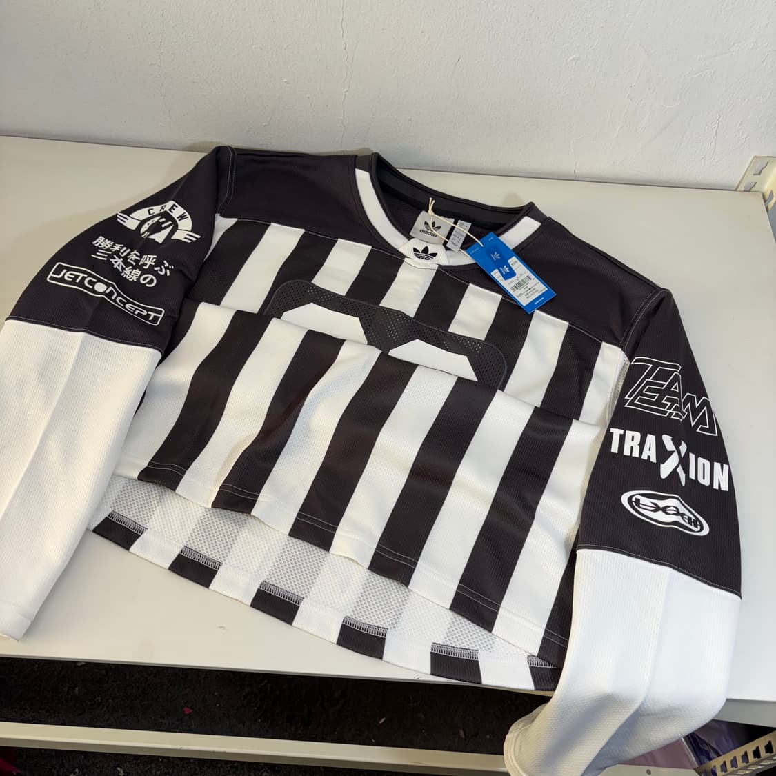 택달린새것 아디다스오리지날 검흰 팀93 브이넥져지 상품이미지2