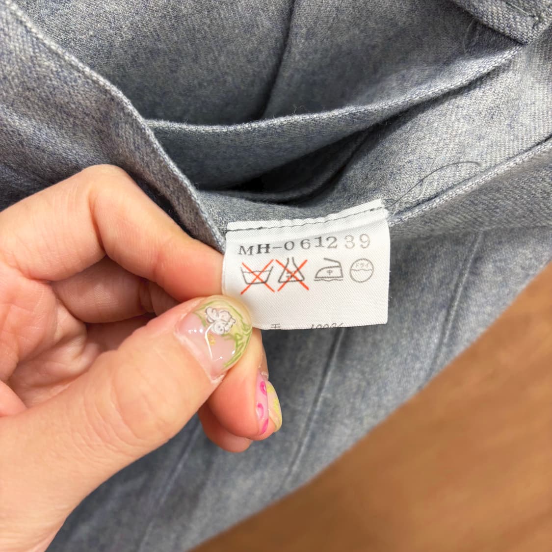 마가렛호웰 미디 스커트 박스 플리츠 웨이스트 밴드 버클 디테일 그레이 상품이미지8