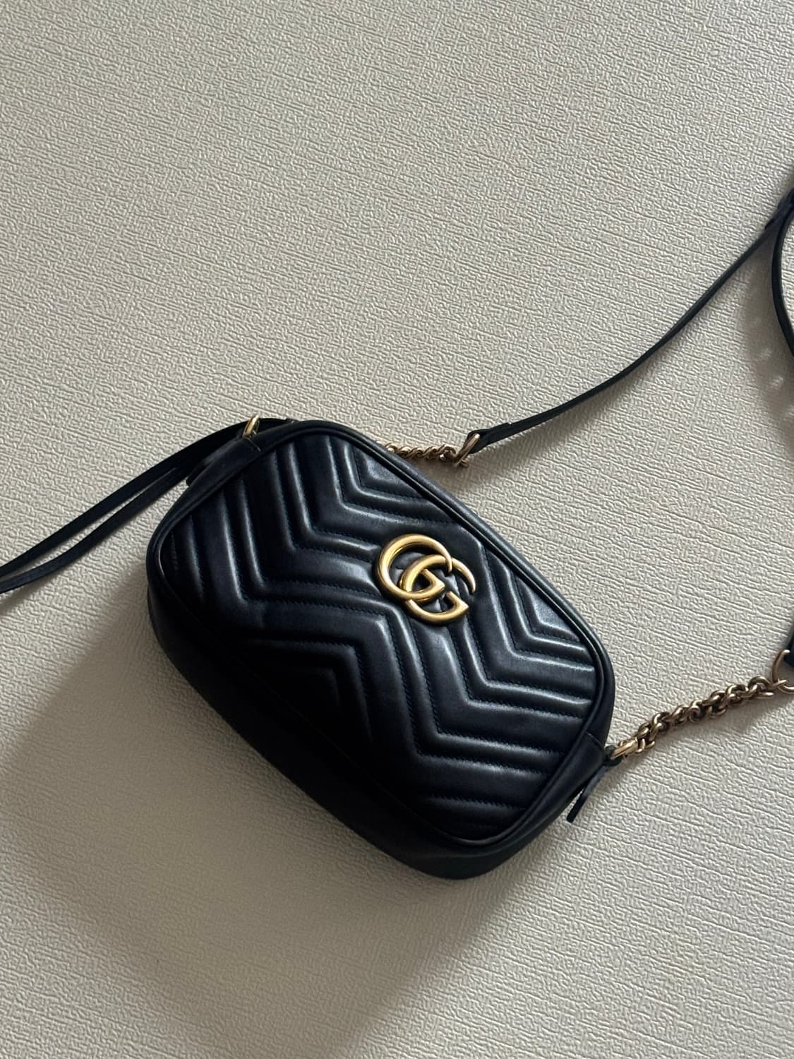 구찌 마몬트 마틀라세 블랙 카메라백 상품이미지3