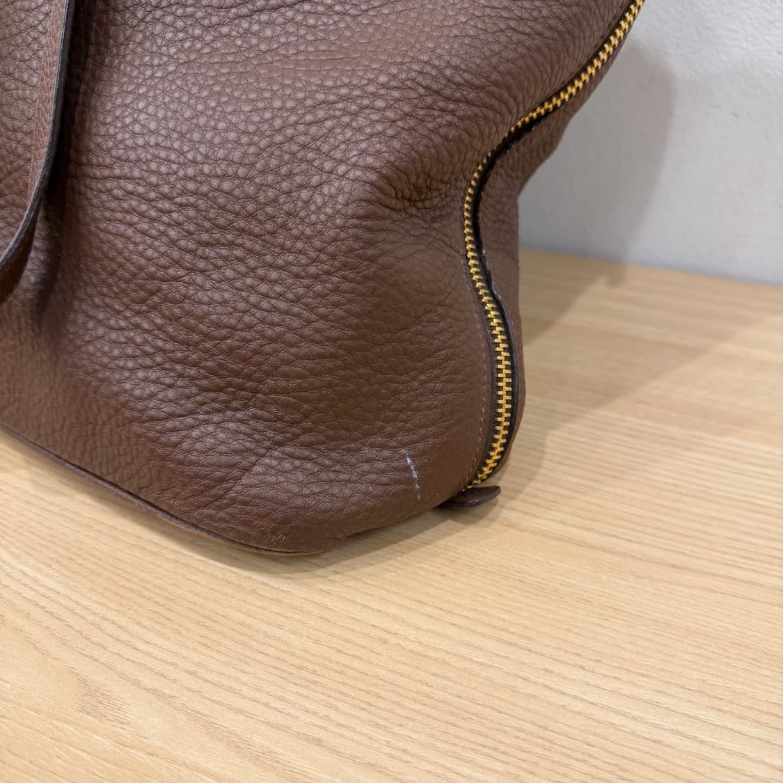 프라다 레더 토트백 골드 로고 더블 핸들 사이드 지퍼 디테일 브라운 상품이미지10