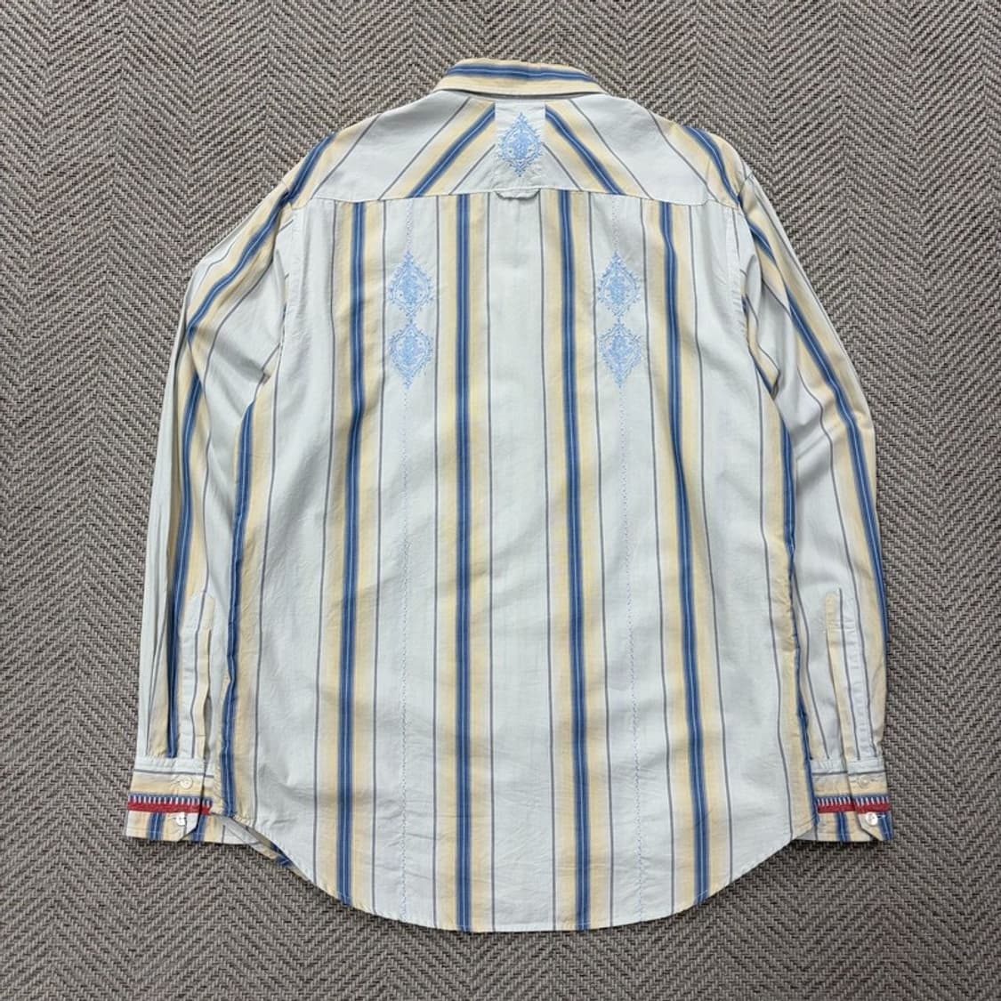 게스 자수 디테일 스트라이프셔츠 v2918 상품이미지2