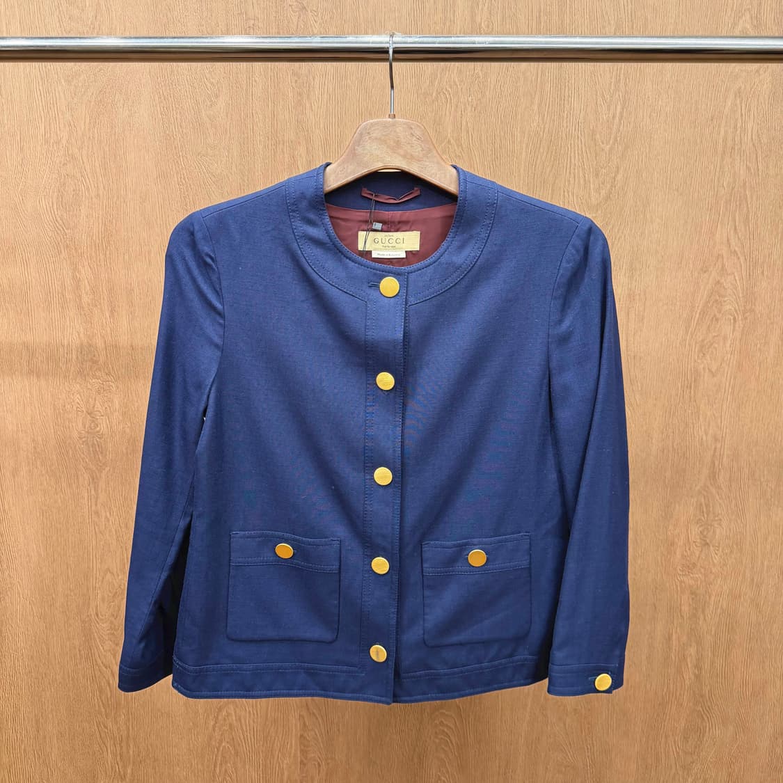 구찌 라운드넥 노카라 긴팔 자켓 골드 버튼 프론트 포켓 디테일 네이비 상품이미지2