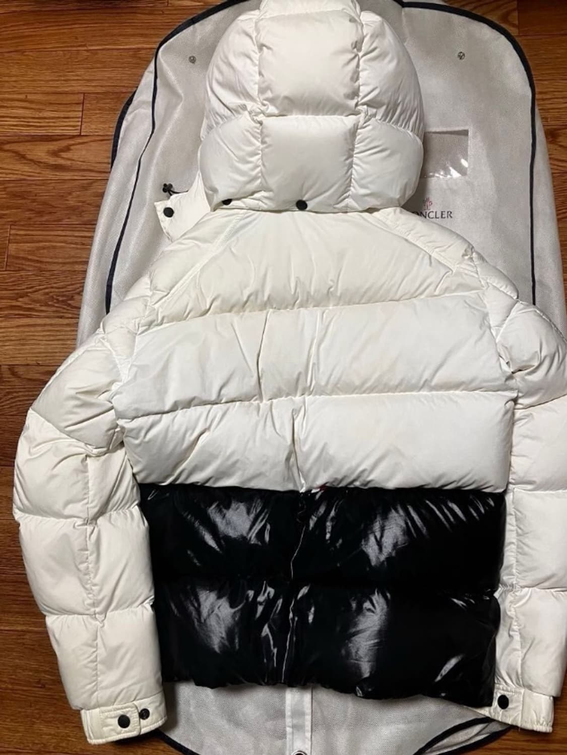 [정품] 몽클레어 화이트 빅로고 구스다운 XXL 상품이미지2