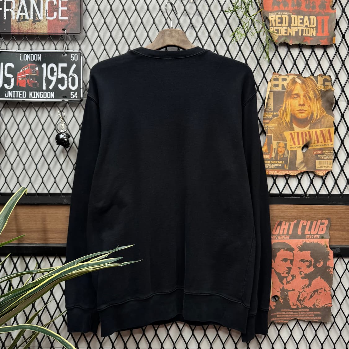 칼하트 윕 스웻셔츠 전면 레터링 로고 포인트 블랙 상품이미지2