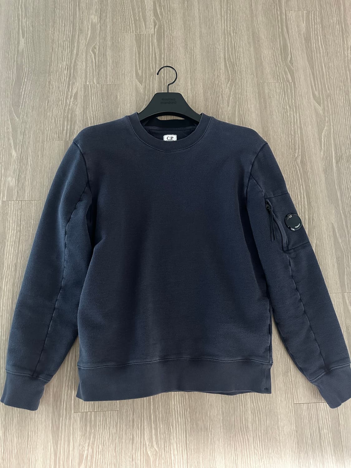 cp컴퍼니 맨투맨 네이비 L 팝니다 상품이미지1