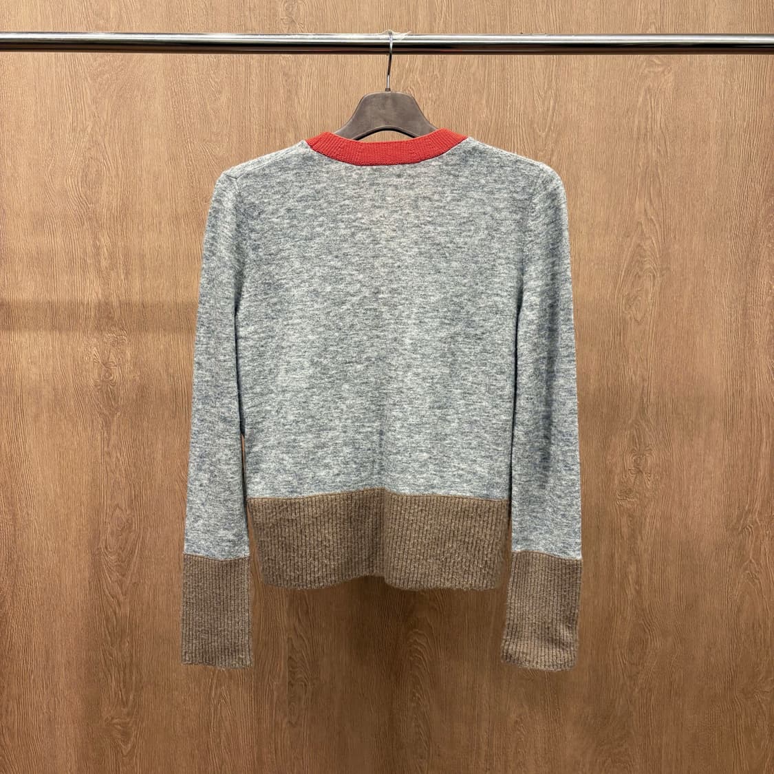 코스 브이넥 긴팔 가디건 오렌지 브라운 배색 컬러블록 포켓 디테일 그레이 상품이미지3