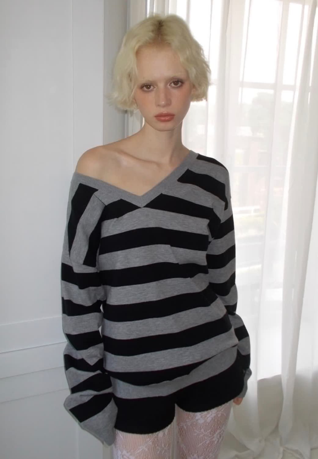 큐리티 ONE-SHOULDER STRIPED KNIT_BLACK 상품이미지2