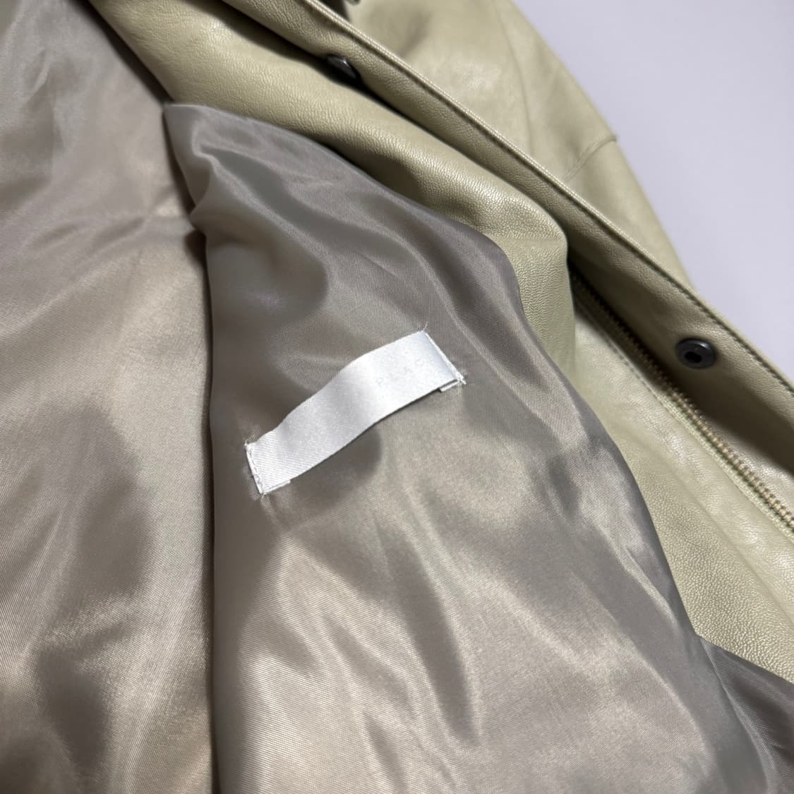 센스오브플레이스 카키컬러 에코 레더 집업 스냅버튼 레더 코트 상품이미지3