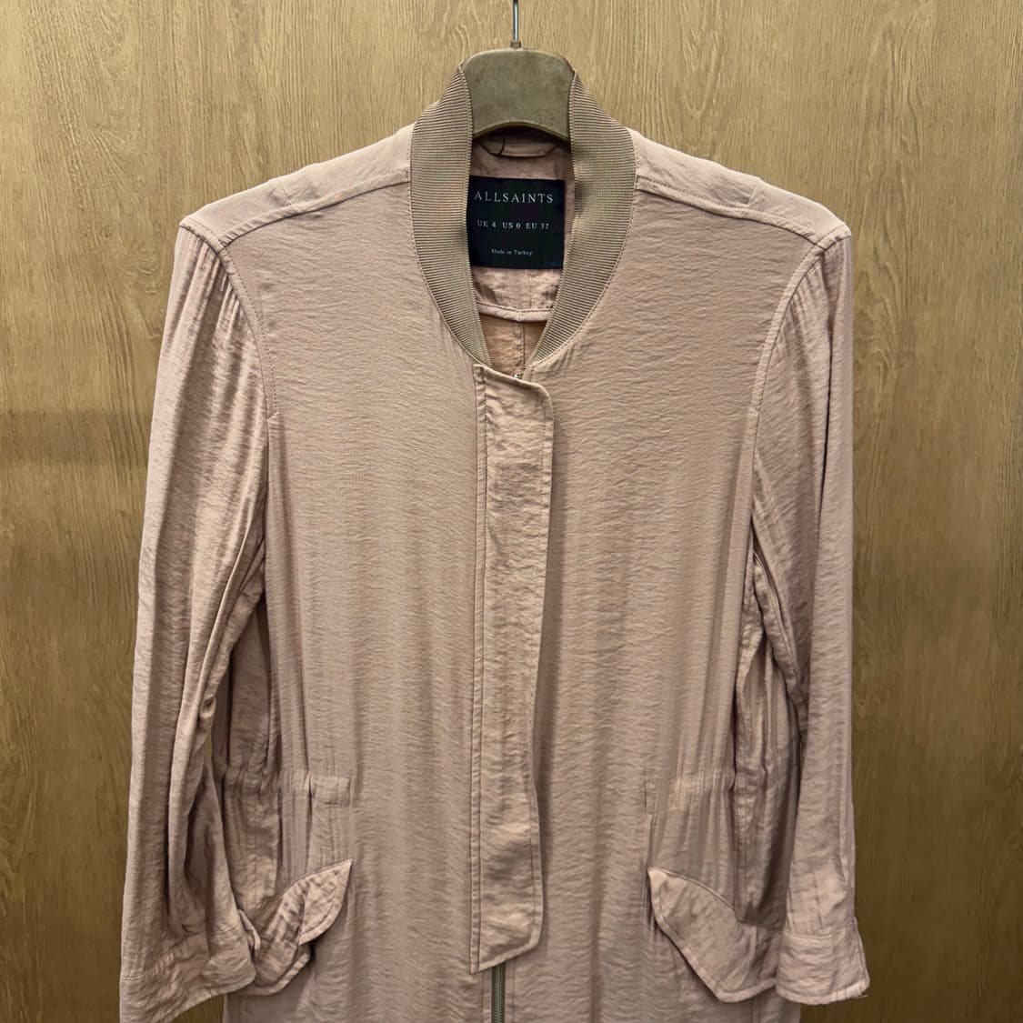 올세인츠 라이트 웨이트 롱 자켓 미니멀 드레이프 드로스트링 디테일 핑크 상품이미지4