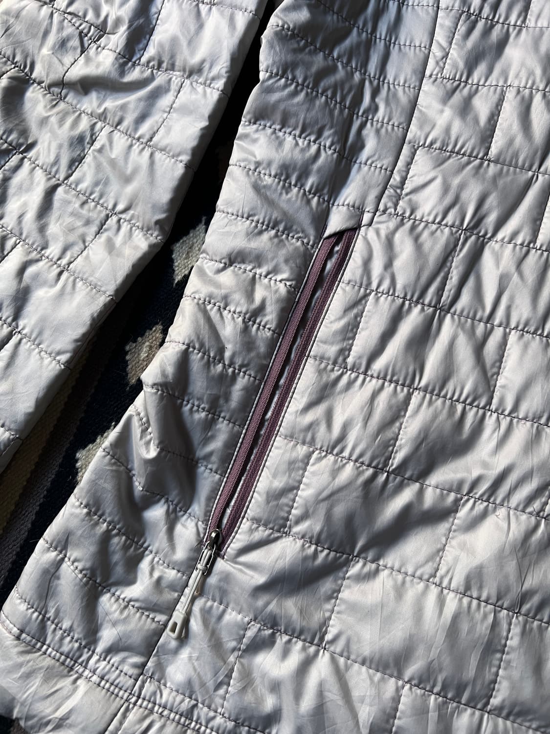 [L]파타고니아 우먼스 실버 화이트 경량 패딩 상품이미지4