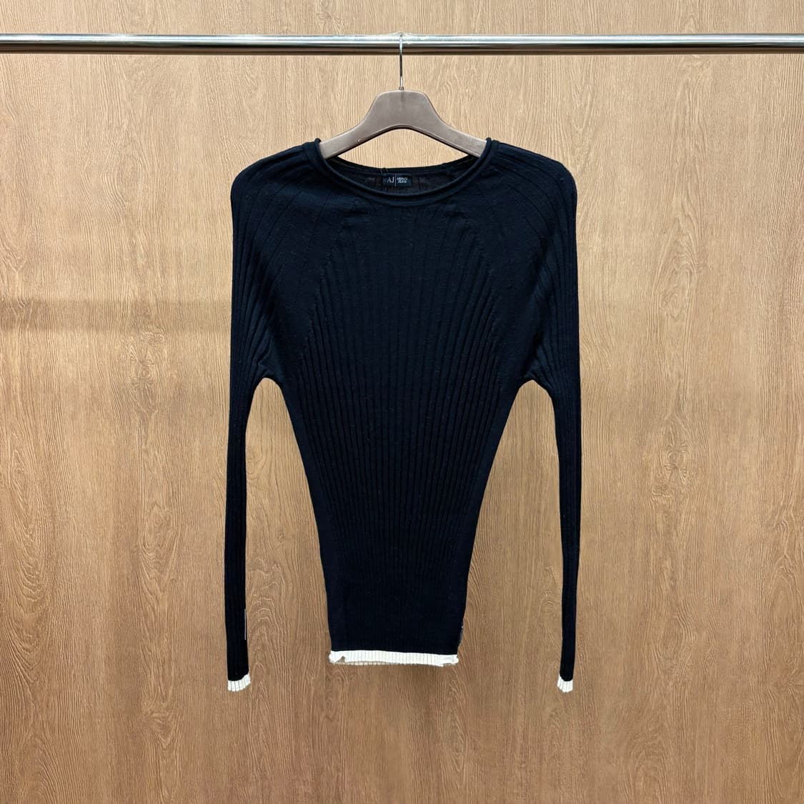 아르마니 진스 라운드넥 긴팔 니트 배색 시보리 마감 디테일 블랙 상품이미지2