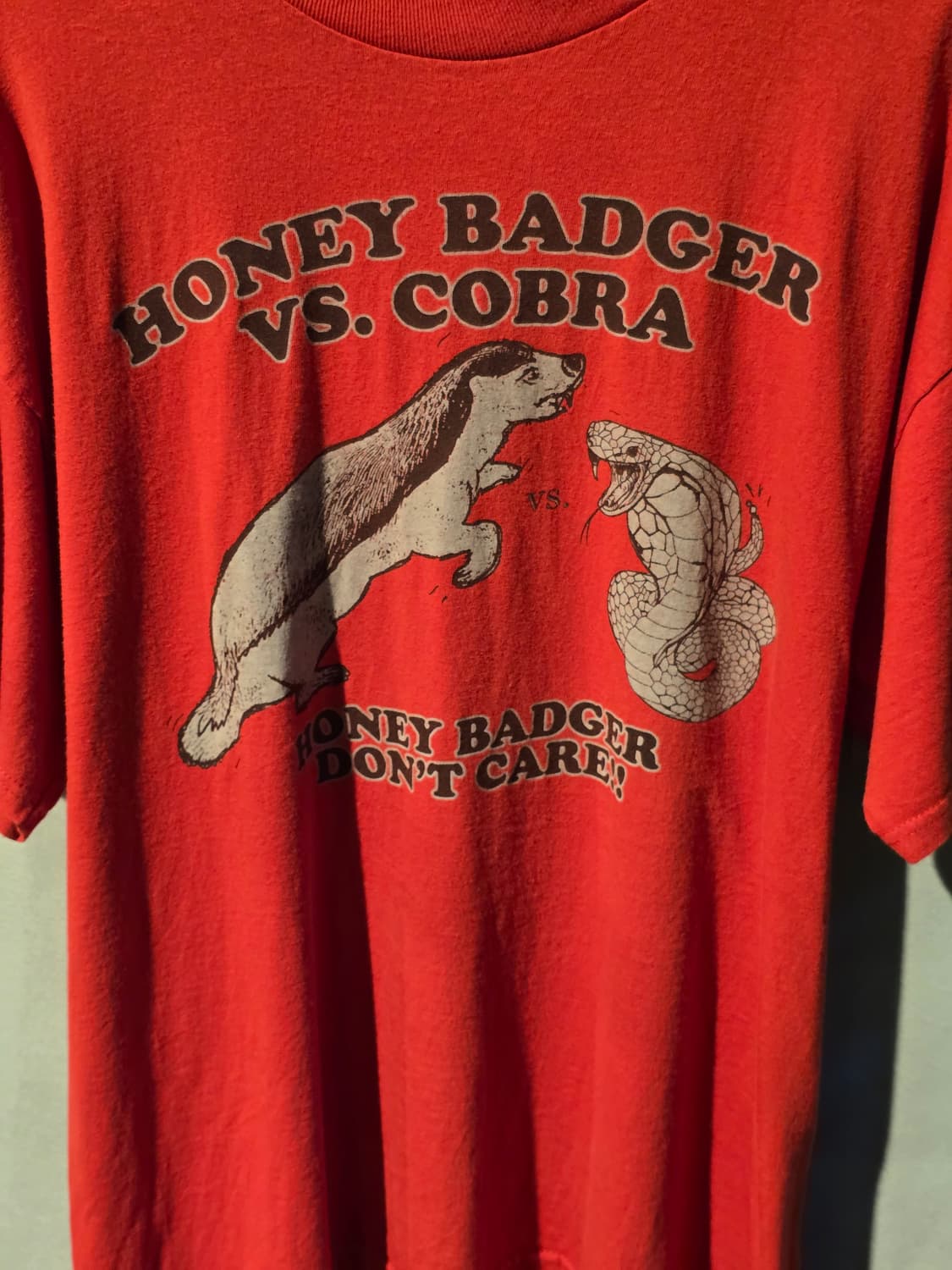 HONEY BADGER VS. COBRA 티셔츠 상품이미지2