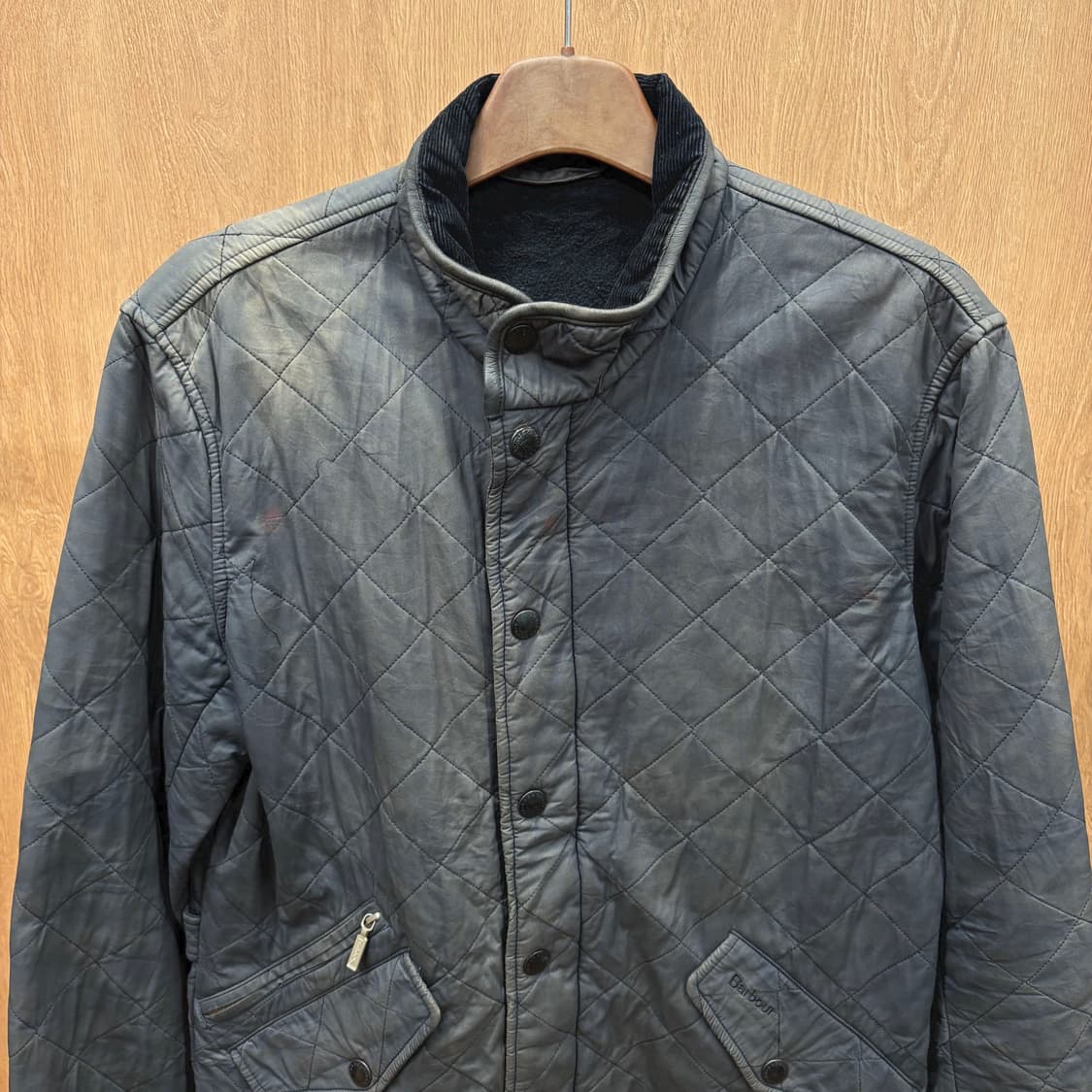 바버 경량 퀄팅 자켓 코듀로이 카라 스냅 버튼 패치 포켓 디테일 카키 상품이미지4