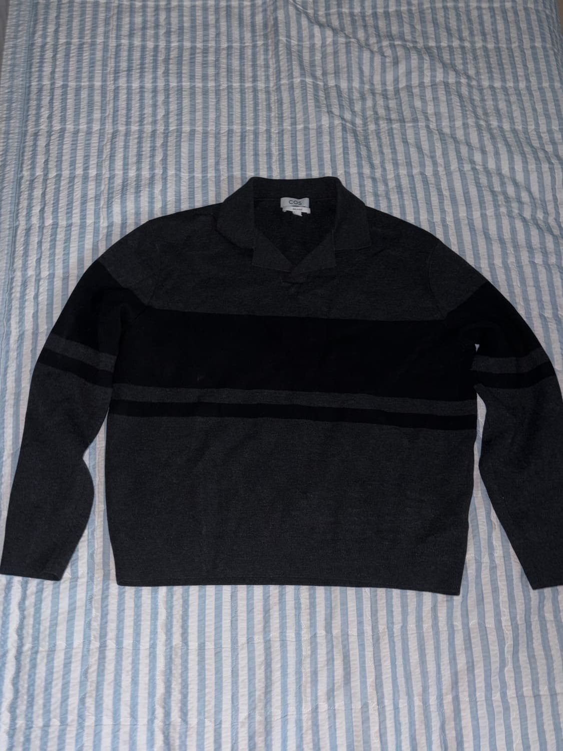 cos 스트라이프 브이넥 니트 상품이미지1