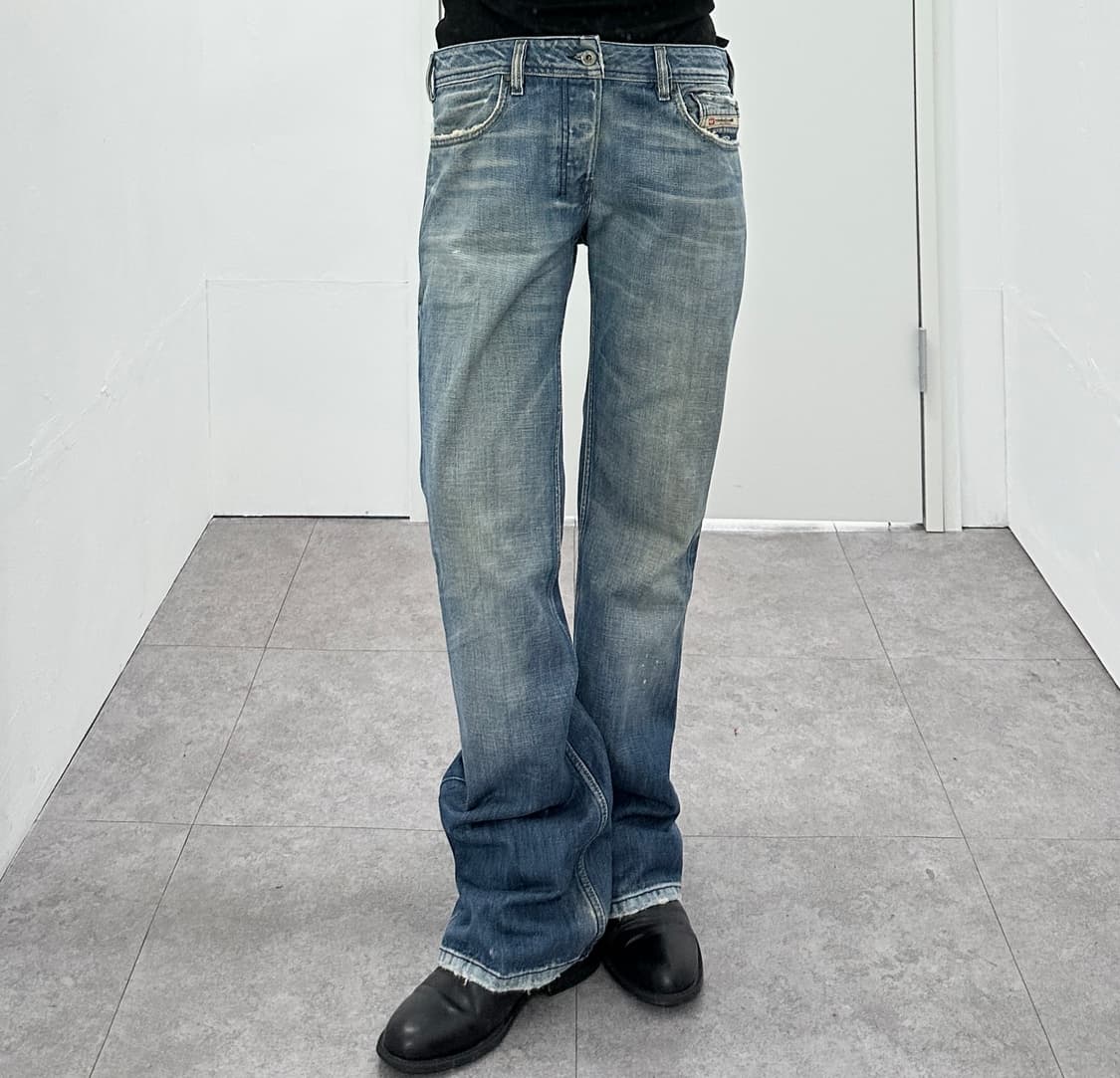 Diesel Distressed Indigo Bootcut Denim 상품이미지4