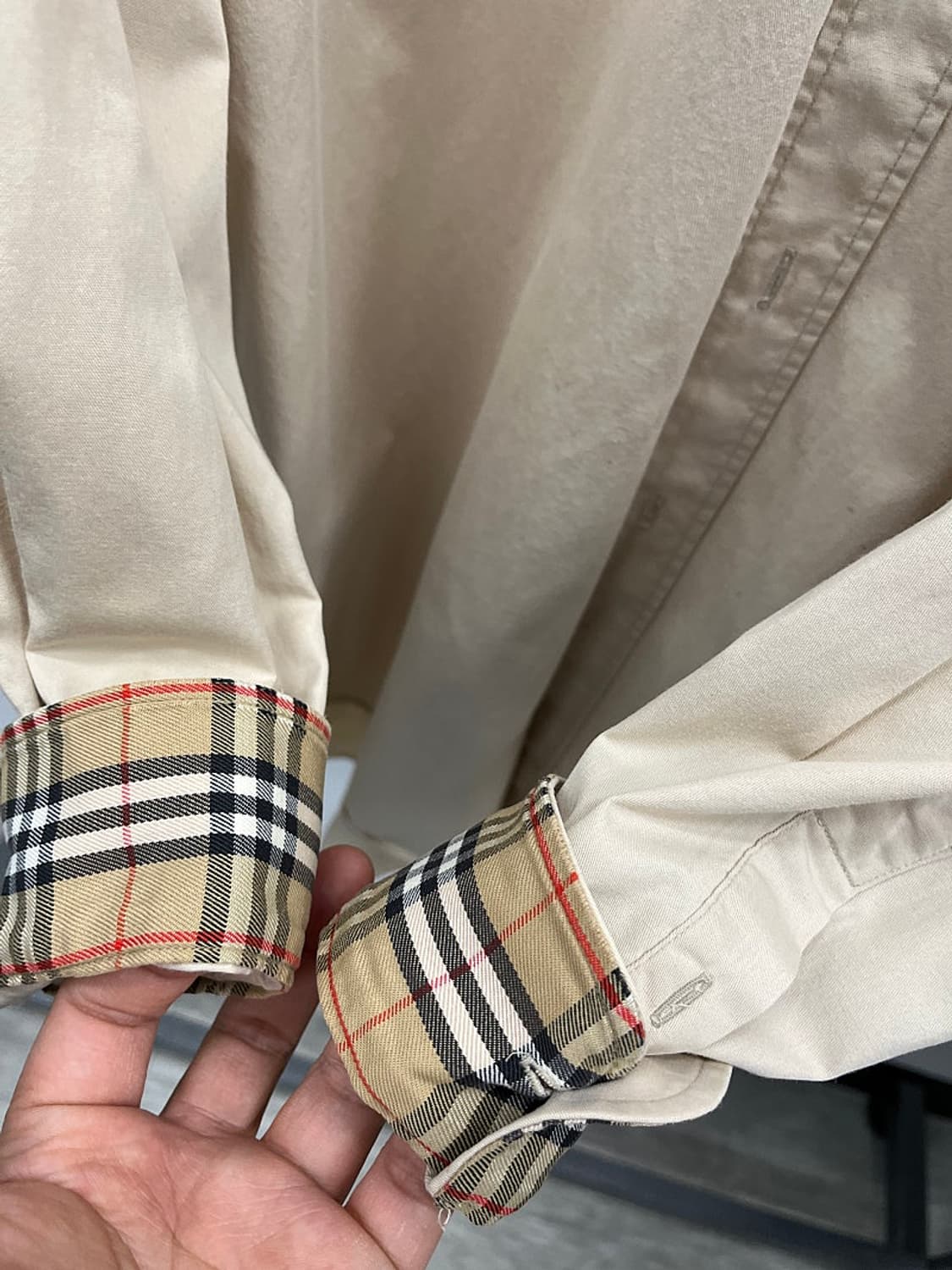 105-110) 버버리 소매체크 베이지셔츠 
 상품이미지9