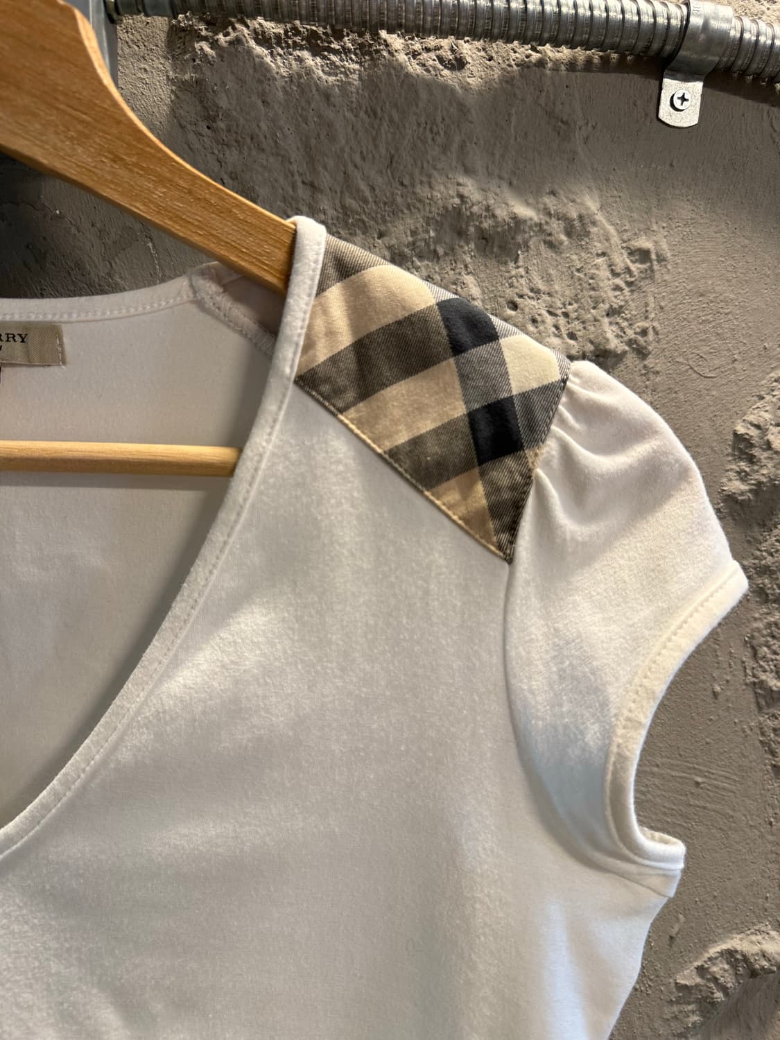 M 버버리 BURBERRY 런던 노바체크 숄더 V넥 반팔 티셔츠 화이트 상품이미지3