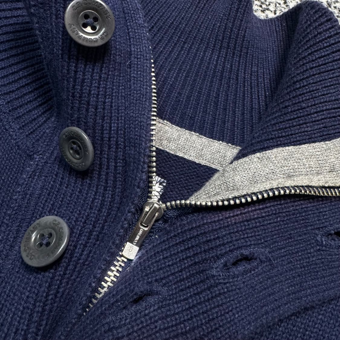 Name : C.P.컴퍼니 각인버튼 네이비컬러 반집업 니트 :)  상품이미지4