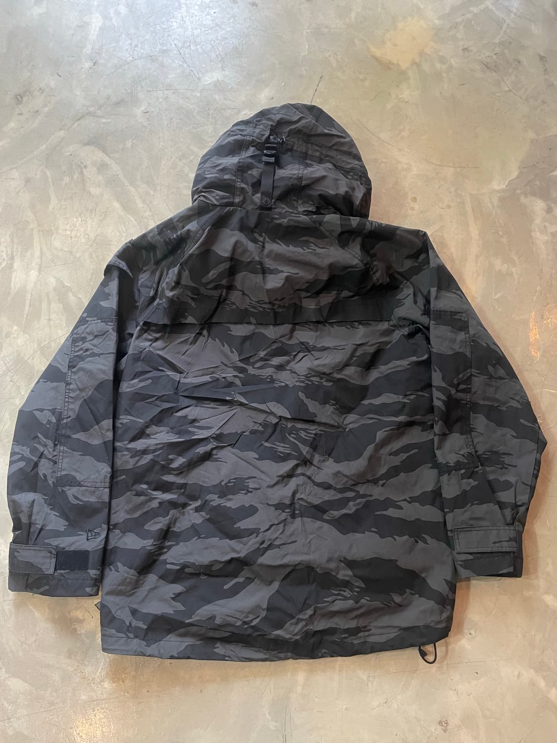 뉴에라 블랙 타이거카모 바람막이 2XL 상품이미지4