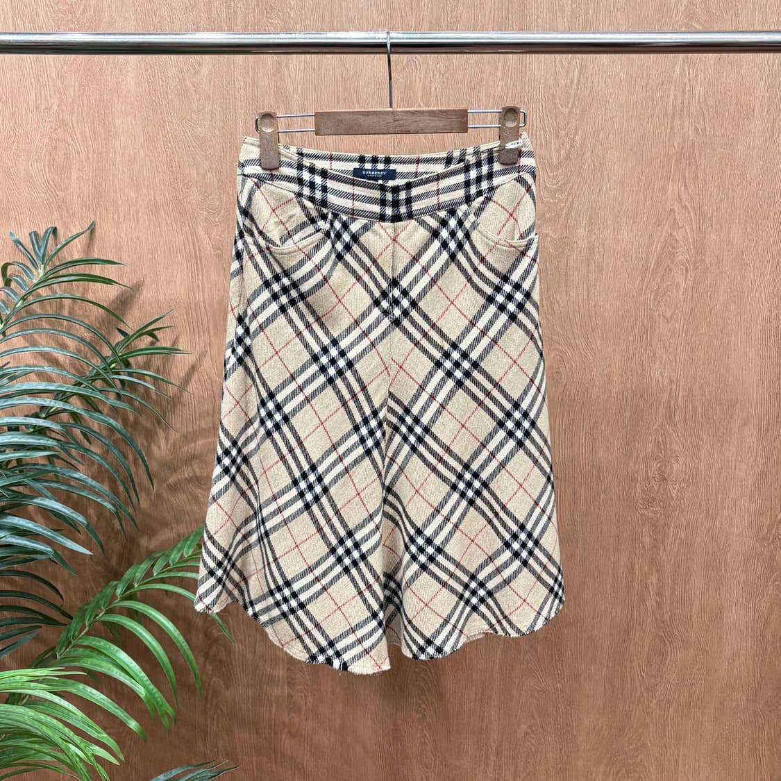 버버리 런던 미디 스커트 노바 체크 패턴 컷오프 마감 디테일 베이지 상품이미지1