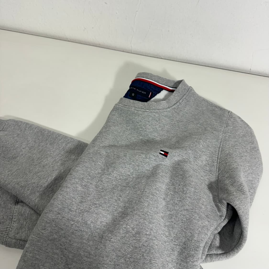 S 90 타미힐피거 그레이 기본로고 면 맨투맨 남여공용 상품이미지2