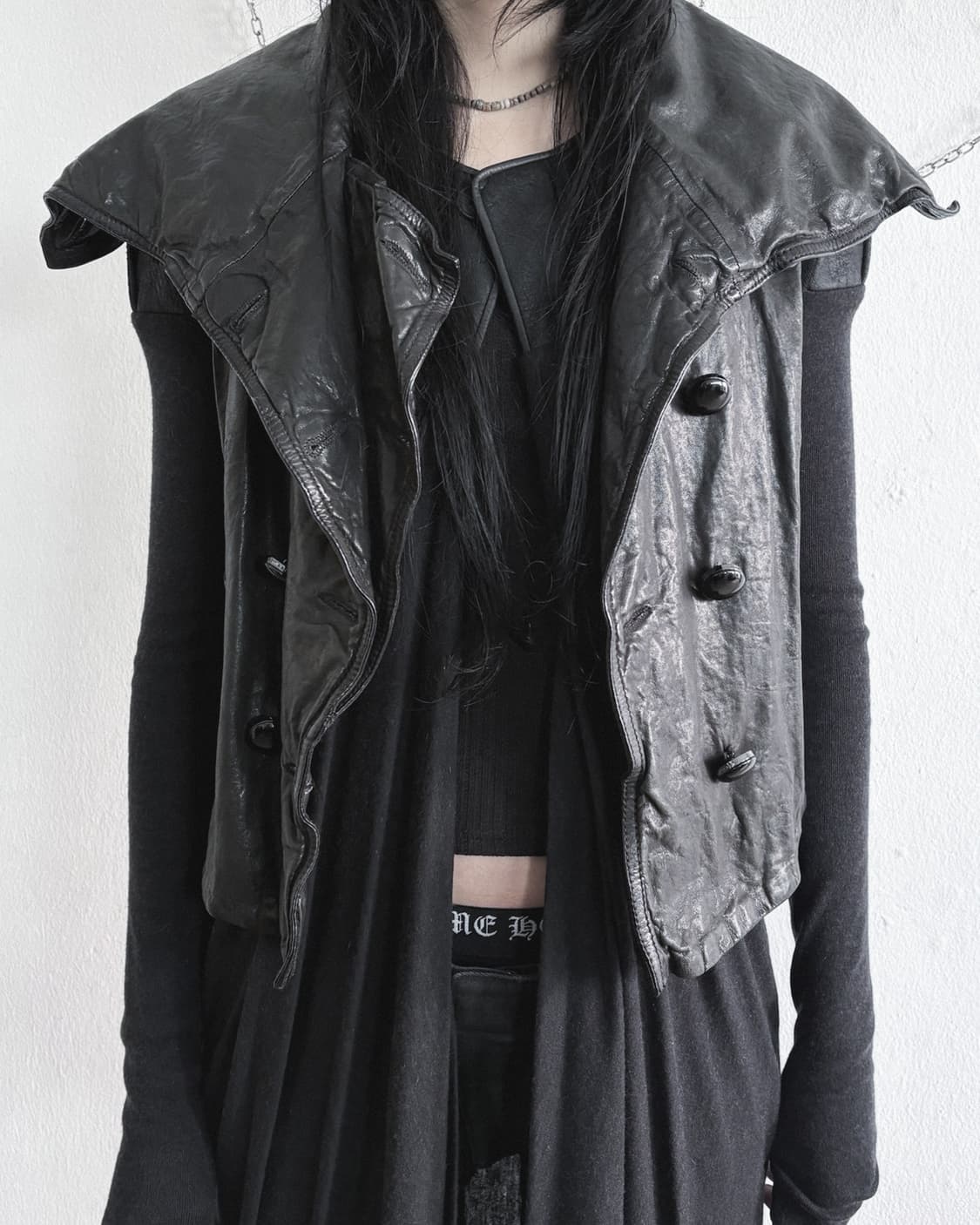 카렌 밀렌 아방가르드 하이넥 드레이프 나폴레옹 레더 베스트 상품이미지4