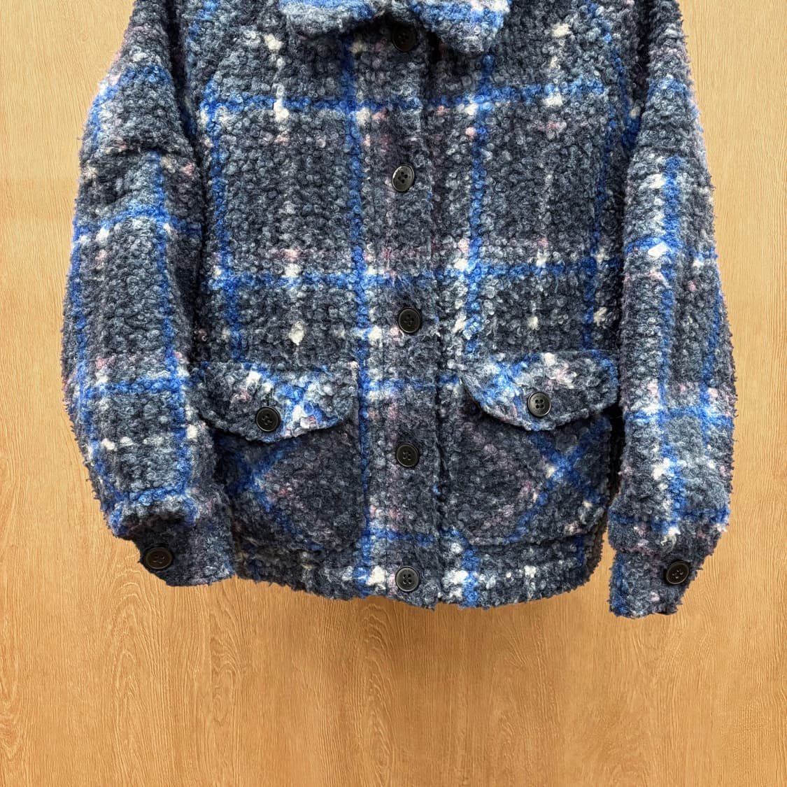 캘빈클라인 라운드 숏카라넥 페이크퍼 자켓 타탄 체크 패턴 디테일 블루 상품이미지5