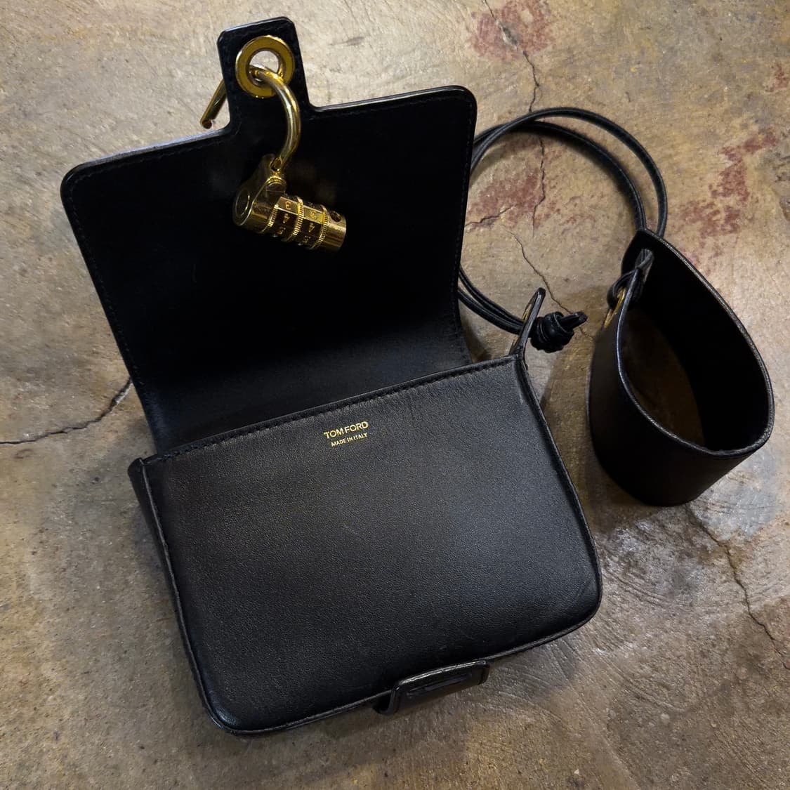 톰포드 커프 레더 미니백 상품이미지4